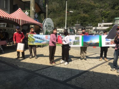 有獎徵活動新竹林管處處長夏榮生頒獎給得獎民眾 新竹林區管理處提供